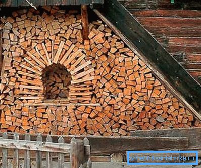 Woodpile s drvetom