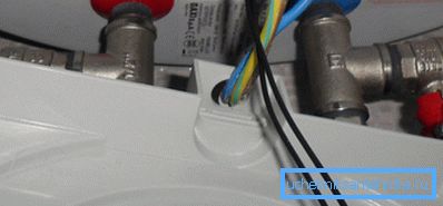Nakon instalacije, ne bi trebale biti izolirane niti viseće žice.