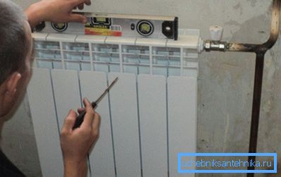 Nakon instalacije, baterija bi trebala imati lagani nagib prema cjevovodu. Nakon instalacije, baterija bi trebala imati lagani nagib prema cjevovodu.