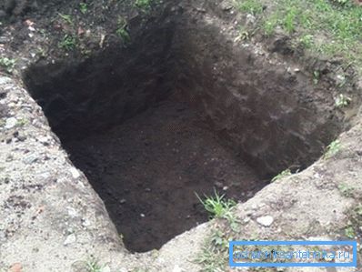 Nakon što kopaju rupu, njegove zidove treba ojačati pločama. Nakon što kopaju rupu, njegove zidove treba ojačati pločama.