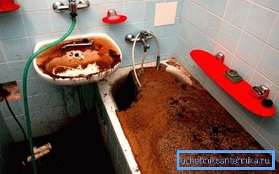 Posljedice blokade na prvom katu stambene zgrade. Posljedice blokade na prvom katu stambene zgrade.