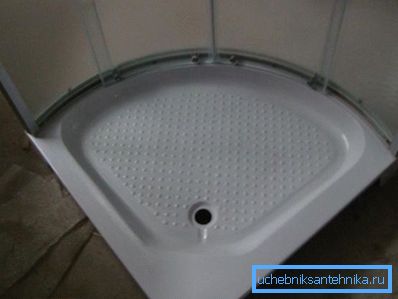 Prikazan je kutni tuš s niskom akrilnom posudom veličine 80x80 mm. Prikazan je kutni tuš s niskom akrilnom posudom veličine 80x80 mm.