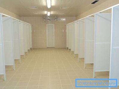 Predstavljene su gotove pregrade za tuš plastike u zajedničkoj sobi.