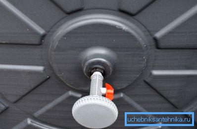Prilikom odabira položaja cijevi ne zaboravite uzeti u obzir mjesto kanta za zalijevanje, plastične bačve za tuširanje u zemlji dostupne su s različitim mogućnostima za postavljanje kiše Prilikom odabira položaja cijevi ne zaboravite uzeti u obzir mjesto kanta za zalijevanje, plastične bačve za tuširanje u zemlji dostupne su s različitim mogućnostima za postavljanje kiše