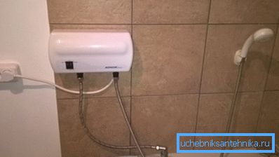 Uređaj od 3,5 kW može se utaknuti u zidnu utičnicu, ali uz stroge zahtjeve ožičenja. Uređaj od 3,5 kW može se utaknuti u zidnu utičnicu, ali uz stroge zahtjeve ožičenja.