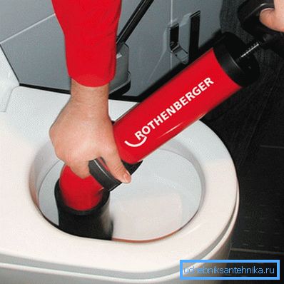 Uređaj, na princip djelovanja sličan pumpi, stvara pad tlaka u cijevi Uređaj, na princip djelovanja sličan pumpi, stvara pad tlaka u cijevi