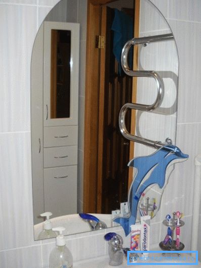Lijepljeni list s umetkom u boji. Lijepljeni list s umetkom u boji.