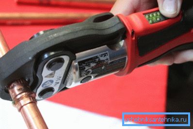 Upotreba ručnih alata za rad s bakrenim cijevima Upotreba ručnih alata za rad s bakrenim cijevima