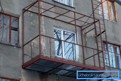 Primjer je prilično uvjetovan: u stvarnim uvjetima, opterećenja savijanja na gredama nastoje nadoknaditi druge strukturne elemente, što vidimo na fotografiji.