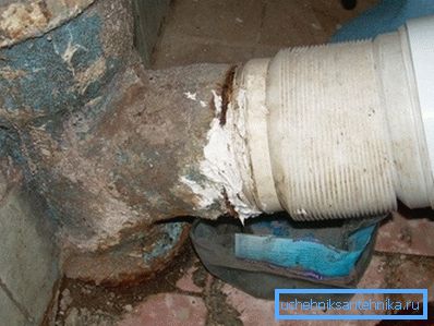 Primjer provedbe spajanja plastičnih rebara s priključkom od lijevanog željeza