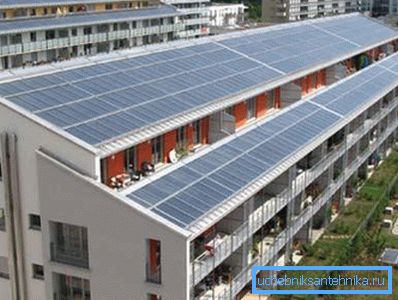 Primjer zgrade s ogromnim područjem solarnih sustava Primjer zgrade s ogromnim područjem solarnih sustava