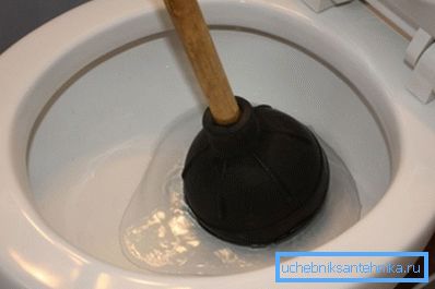 Čišćenje WC školjke s mehaničkim klipom Čišćenje WC školjke s mehaničkim klipom