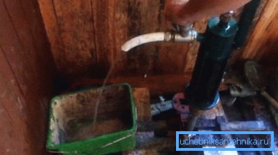 Pumpa vodu dok se ne pojavi transparentni mlaz. Pumpa vodu dok se ne pojavi transparentni mlaz.