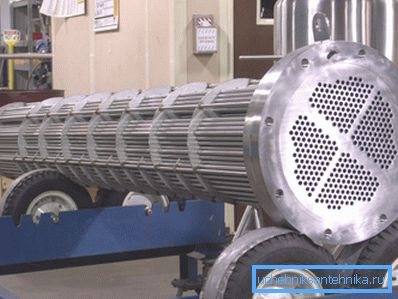 Industrijske jedinice se koriste za zagrijavanje okoliša i za hlađenje. Industrijske jedinice se koriste za zagrijavanje okoliša i za hlađenje.