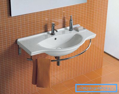 Jednostavan i praktičan umivaonik sanitarne fajanse. Jednostavan i praktičan umivaonik sanitarne fajanse.