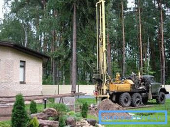 Proces bušenja za izvlačenje pitke vode u zemlji. Proces bušenja za izvlačenje pitke vode u zemlji.