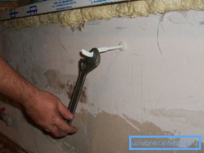 Radijator se mora ugraditi na posebne nosače. Radijator se mora ugraditi na posebne nosače.