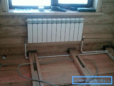 Radijator je povezan metalnom plastikom Radijator je povezan metalnom plastikom