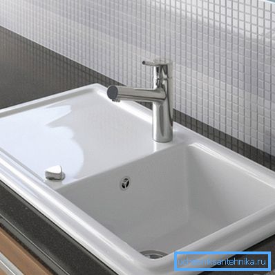 Sink s caklinom savršeno se uklapa u moderan interijer. Sink s caklinom savršeno se uklapa u moderan interijer.