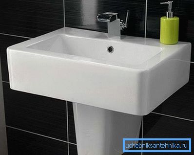 Spremnik kupaonice pričvršćen na zid Spremnik kupaonice pričvršćen na zid