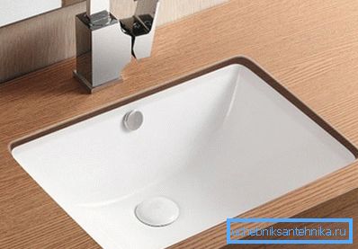 Sink - ugrađen u radnu plohu u kupaonici, izgleda moderno i moderno. Sink - ugrađen u radnu plohu u kupaonici, izgleda moderno i moderno.