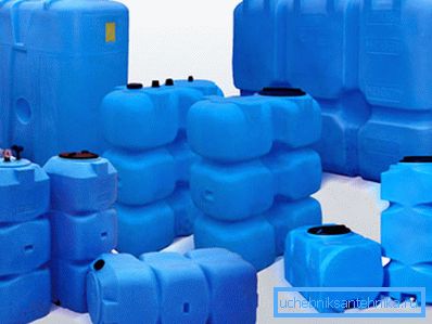 Razni plastični spremnici vode s slavinom Razni plastični spremnici vode s slavinom