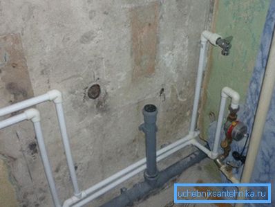 Ožičenje za spajanje kadom i umivaonika izrađeno je s cijevi od 50 mm.