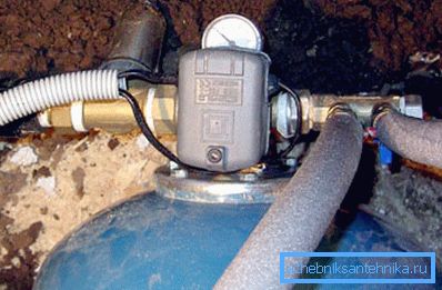 Prekidač pritiska instaliran na hidroakumulatoru. Prekidač pritiska instaliran na hidroakumulatoru.