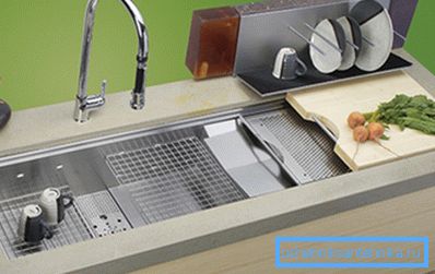 Rešetke i rezne ploče - ti pribor za kuhinjski sudoper čine situaciju još povoljnijim