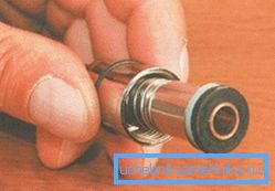 Gumena brtva na tuš crijevu u kupaonici na kraju gubi svojstva i počinje voditi vodu Gumena brtva na tuš crijevu u kupaonici na kraju gubi svojstva i počinje voditi vodu