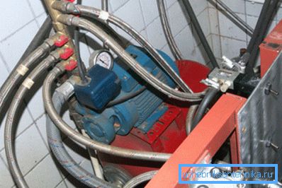 Gumene rukavice u metalnom omotaču pri opremanju crpne stanice