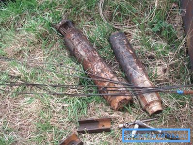 Rust se također gradi na zidovima cijevi i postupno sužava lumen. Rust se također gradi na zidovima cijevi i postupno sužava lumen.