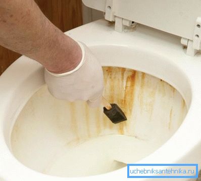 Rusty mrlja na zidovima WC-a. Rusty mrlja na zidovima WC-a.