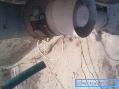 Pomoću plastičnih cijevi, mehanička ventilacija lako se može montirati u štali vlastitim rukama. Pomoću plastičnih cijevi, mehanička ventilacija lako se može montirati u štali vlastitim rukama.