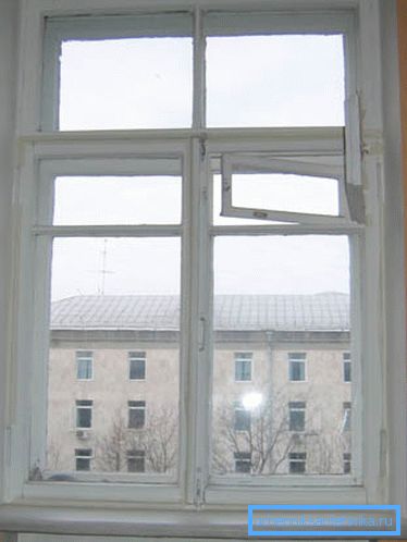 Pukotine u drvenim okvirima poslužile su kao element ventilacije.