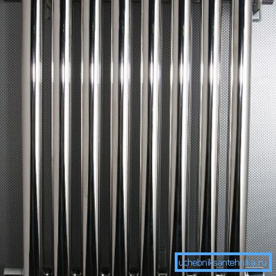 Čelični radijator odsječka gubi do aluminijuma u smislu prijenosa topline za pola. Čelični radijator odsječka gubi do aluminijuma u smislu prijenosa topline za pola.