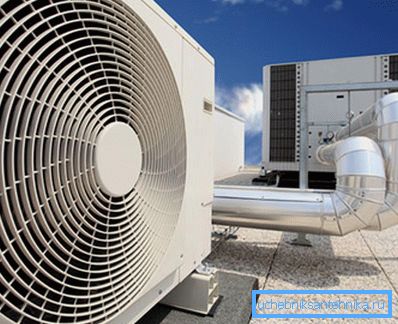 Opskrba električnom energijom obično se nalazi izvan zgrade i povezana je pomoću posebnih cijevi.