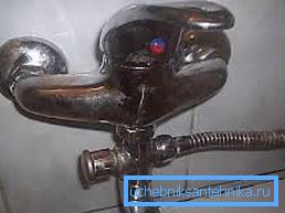 Plavi-crveni krug na ručici omogućuje intuitivno razumijevanje postavki temperature Plavi-crveni krug na ručici omogućuje intuitivno razumijevanje postavki temperature