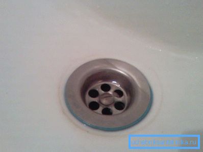 Ispustite rupu u sudoperu. Ispustite rupu u sudoperu.