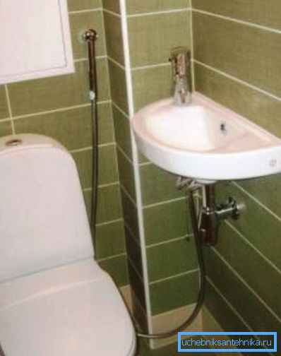 Rublje s higijenskim tušem za mali sudoper u zasebnoj kupaonici - savršeno rješenje u smislu praktičnosti i praktičnosti Rublje s higijenskim tušem za mali sudoper u zasebnoj kupaonici - savršeno rješenje u smislu praktičnosti i praktičnosti