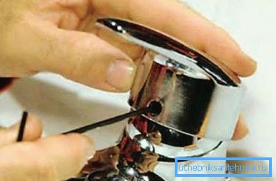 Najprije morate odvojiti polugu mješača. Najprije morate odvojiti polugu mješača.