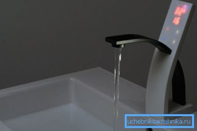 Moderna slavina s ugrađenim termostatom i senzorom Moderna slavina s ugrađenim termostatom i senzorom