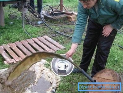 Metoda zahtijeva veliku količinu radne tekućine za rukovanje crpkama. U nedostatku takvih, možete kupiti plastični spremnik željenog volumena u trgovini i instalirati ga na web mjesto. Metoda zahtijeva veliku količinu radne tekućine za rukovanje crpkama. U nedostatku takvih, možete kupiti plastični spremnik željenog volumena u trgovini i instalirati ga na web mjesto.