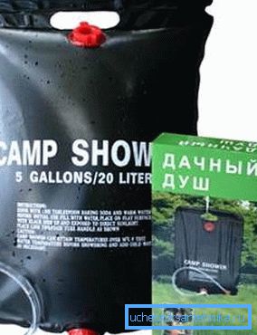Uspoređujući tekućinom napunjen tuš s paketom u kojem je presavijena Uspoređujući tekućinom napunjen tuš s paketom u kojem je presavijena
