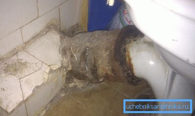 Stari proizvodi lijevanog željeza vrlo su teško zamijeniti - taj proces zahtijeva demontiranje većeg dijela kanalizacijskog sustava Stari proizvodi lijevanog željeza vrlo su teško zamijeniti - taj proces zahtijeva demontiranje većeg dijela kanalizacijskog sustava