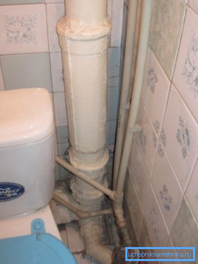 Stare cijevi će pokvariti izgled kupaonice, čak i ako je soba dobro renovirana. Stare cijevi će pokvariti izgled kupaonice, čak i ako je soba dobro renovirana.