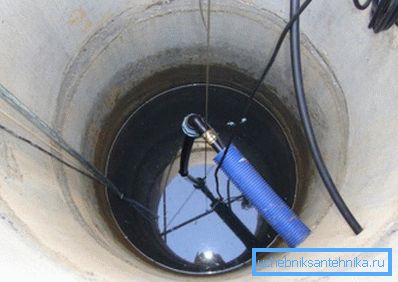 Izgleda kao bunar s dovodnom cijevi i spuštenom podvodnom pumpom. Izgleda kao bunar s dovodnom cijevi i spuštenom podvodnom pumpom.
