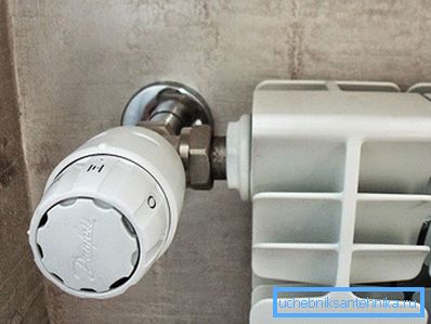 Termostat je instaliran na vrhu baterije Termostat je instaliran na vrhu baterije