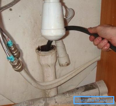 Kabel izlazi izravno u cijev. Kabel izlazi izravno u cijev.