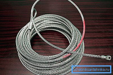 Kabel će držati stepenice u radnom stanju. Kabel će držati stepenice u radnom stanju.